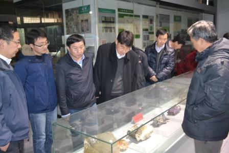 腐漫画
地质博物馆馆长孙元林教授介绍地质博物馆藏品.JPG