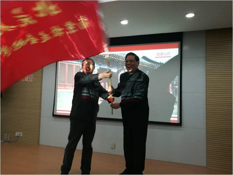 腐漫画
南京校友会任彦申会长向杨群分会会长授予了南京地学分会会旗.jpg